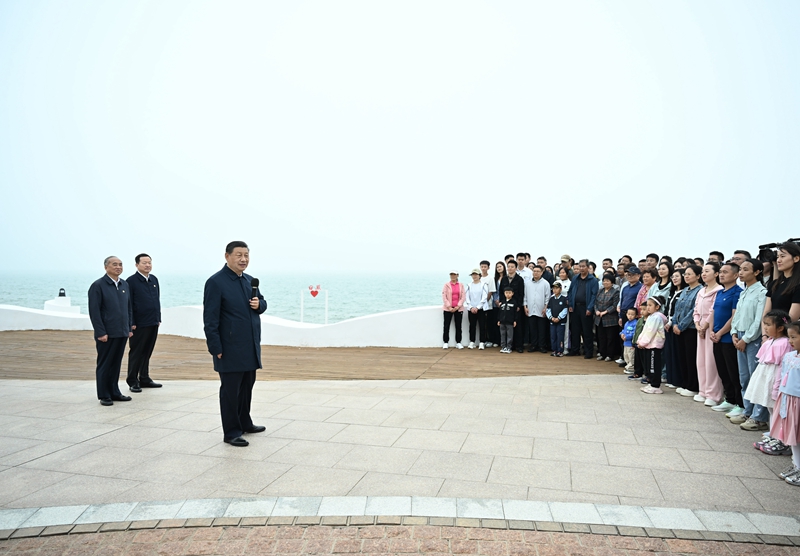 5月22日至24日，中共中央總書記、國(guó)家主席、中央軍委主席習(xí)近平在山東考察。這是22日下午，習(xí)近平在日照市陽(yáng)光海岸綠道同市民和游客親切交流。