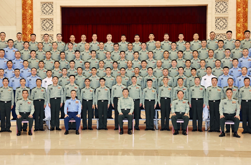 5月22日至24日，中共中央總書記、國(guó)家主席、中央軍委主席習(xí)近平在山東考察。這是23日上午，習(xí)近平在濟(jì)南親切接見(jiàn)駐濟(jì)南部隊(duì)上校以上領(lǐng)導(dǎo)干部，代表黨中央和中央軍委向駐濟(jì)南部隊(duì)全體官兵致以誠(chéng)摯問(wèn)候。