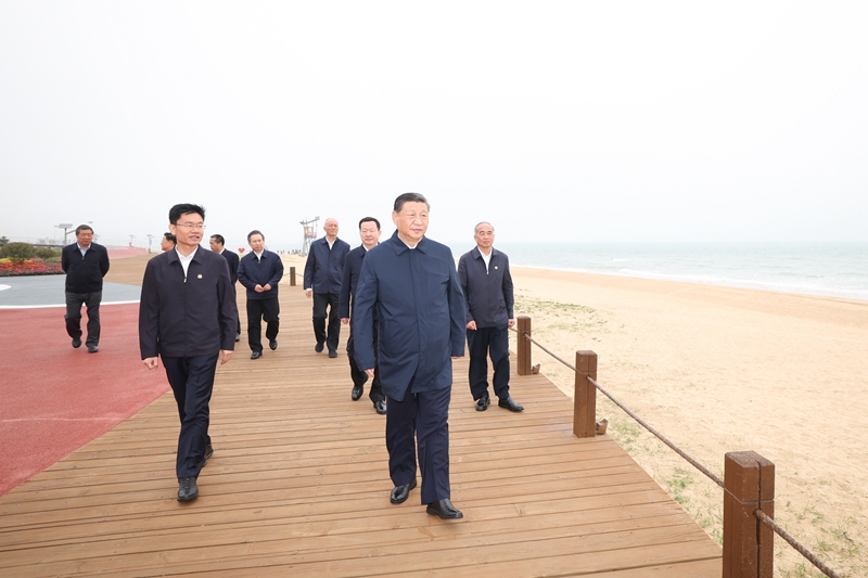 5月22日至24日，中共中央總書記、國(guó)家主席、中央軍委主席習(xí)近平在山東考察。這是22日下午，習(xí)近平在日照市陽(yáng)光海岸綠道考察。