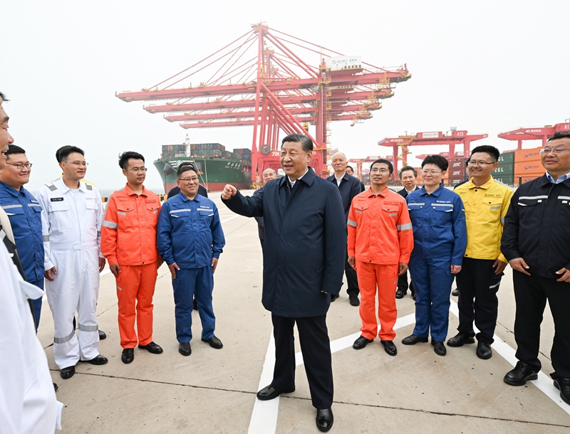 ??5月22日至24日，中共中央總書記、國(guó)家主席、中央軍委主席習(xí)近平在山東考察。這是22日下午，習(xí)近平在日照港親切慰問(wèn)港口科技工作者、運(yùn)營(yíng)人員、航運(yùn)人員。 