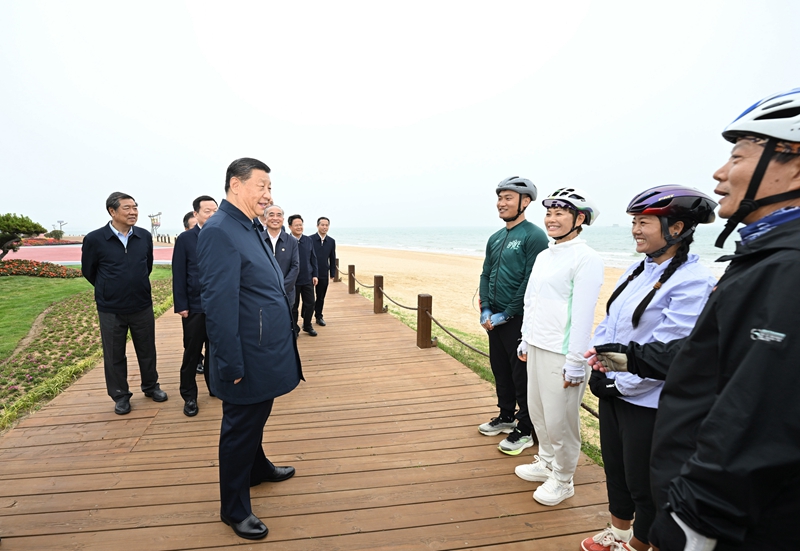 5月22日至24日，中共中央總書記、國(guó)家主席、中央軍委主席習(xí)近平在山東考察。這是22日下午，習(xí)近平在日照市陽(yáng)光海岸綠道同市民親切交流。