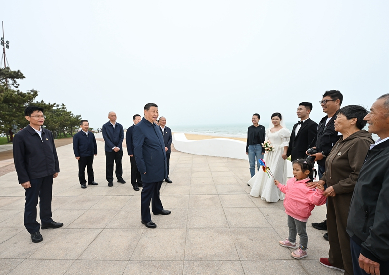5月22日至24日，中共中央總書記、國(guó)家主席、中央軍委主席習(xí)近平在山東考察。這是22日下午，習(xí)近平在日照市陽(yáng)光海岸綠道同市民親切交流。